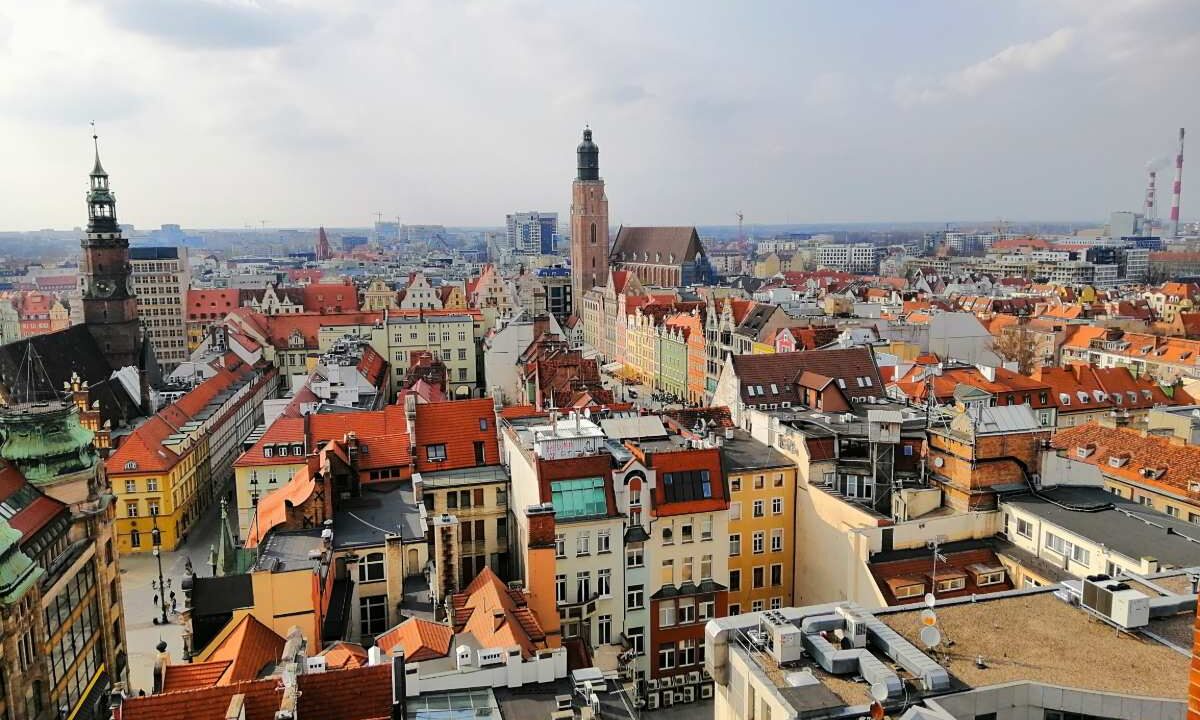 Panorama Starego Miasta we Wrocławiu z wieżą ratusza, widok z góry