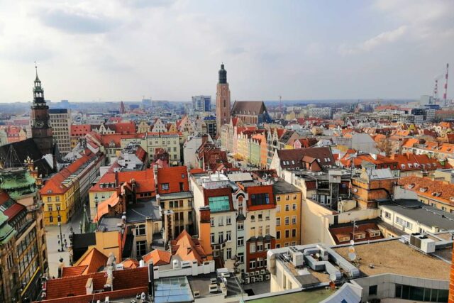 Panorama Starego Miasta we Wrocławiu z wieżą ratusza, widok z góry