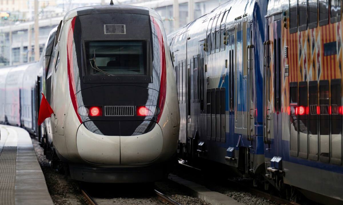 Pociąg dużej prędkości i piętrowy pociąg regionalny przy peronie stacji kolejowej w Nicei we Francji
