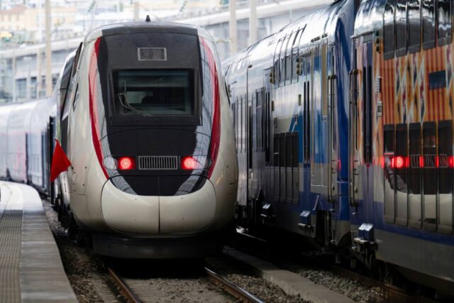 Pociąg dużej prędkości i piętrowy pociąg regionalny przy peronie stacji kolejowej w Nicei we Francji